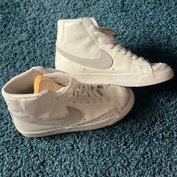 Women’s Nike Blazar Hightop - Picture 4 of 4